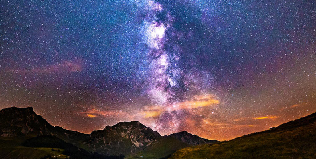 Montañas y un cielo estrellado